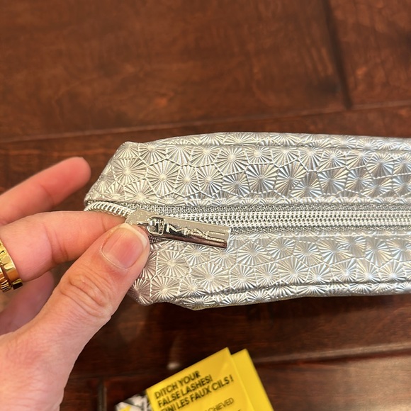 M.A.C. Make up bag , eyeshadow and magic extension - Picture 7 of 8